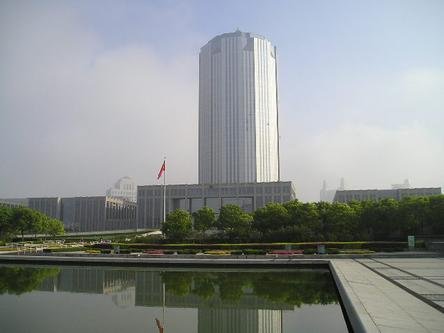 上海市浦东新区政府大楼，上海就是全国最有钱的地，从楼上就可以看出.jpg